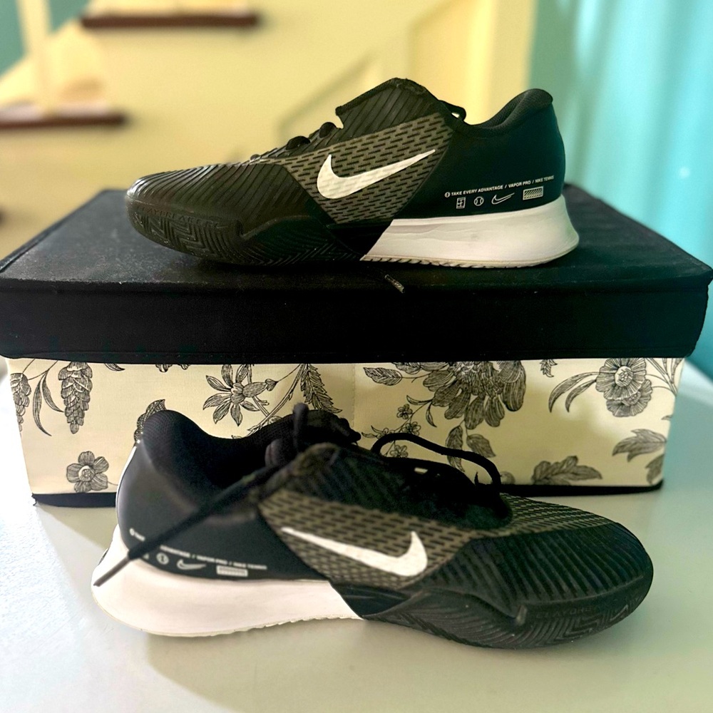 8.5 Nike hard court tennis shoes